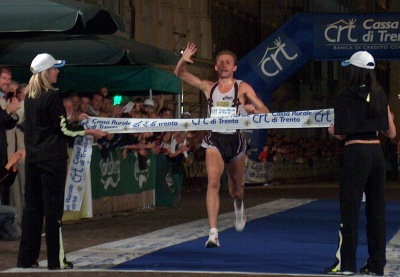 Stefano Baldini trionfa nell'edizione 2004 (Foto A.Zorzi)